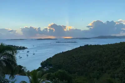 Image de Hill-top villa; Br loft; 2nd floor; direct sunset & ocean views; parking @ door