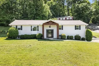 Image de Spacious Open Concept 3 bedroom Retreat. Beautiful Modern Wood Finished Design