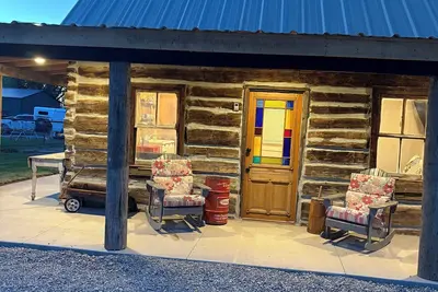 Image de 1860’s cabin in Levan. Peace, quiet, nostalgia. Hot tub to relax in. A true gem.