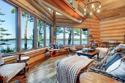 Image de Luxury Scandinavian Log Cottage; 600ft of Private Waterfront; Sleeps 12-16 ppl