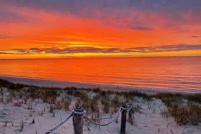 Image de Fabulous 5-bedroom beachfront house in charming Quivet Village in East Dennis Ma