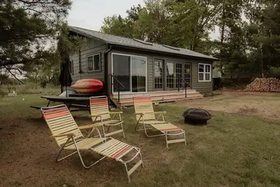 Image de Renovated Vintage 1970s Lake Cottage in Iola—30 Min to Chain O'Lakes