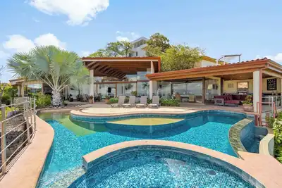 Image de Infinity Pool Villa  Dual Ocean & Beach Views