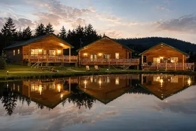Image de The Duke Lodge #283 A spacious, pond‑front retreat perfect for big families and groups looking for comfort, scenery, and room to spread out!