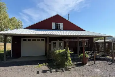 Image de 1-bedroom cottage on a mini farm, handicap friendly in North Spokane!