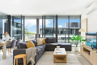Image de KozyGuru | Parramatta | Sleek Skyline Retreat