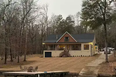 Image de Marvelous lakefront 3-bedroom house with amazing views
