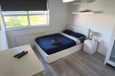Image de Chambre avec salle de bains privative près du centre-ville et des promenades au bord de la rivière