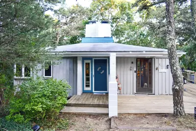 Image de 2 Mi to Beaches: Cape Cod Cottage w/ Fire Pit