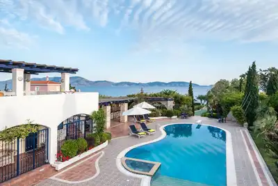 Image de Villa Elandra - Hydra Bay Resort : maison de vacances avec plage privée et ponton pour bateau