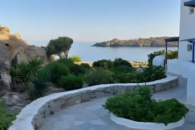 Image de Charmante maison bleue sur l'île, en bord de mer à Ornos