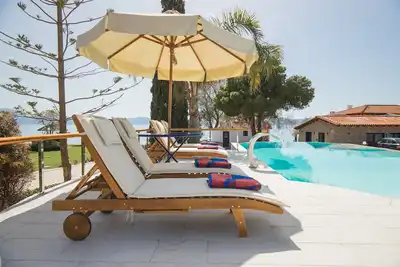 Image de Villa Stylvi - Hydra Bay Resort : maison de vacances avec plage privée et ponton pour bateau