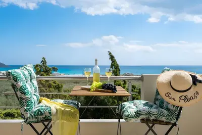 Image de Maison de vacances « Remvi House Vue Mer et Montagnes » avec vue sur mer, Wi-Fi et climatisation