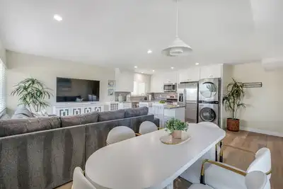 Image de 2bd/2ba Coastal Retreat | 1 Block to the Beach