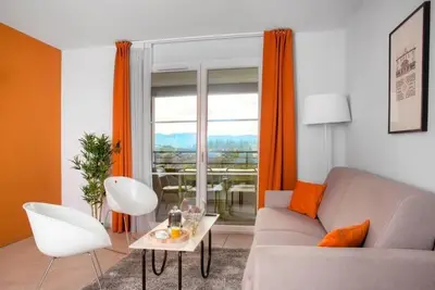 Image de Spacious 2br Duplex overlooking Green Parklands | Unwind in the Onsite Sauna