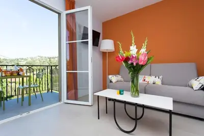 Image de Countryside 1br Flat with Patio | Near Historic Art Galleries & Village Markets