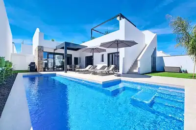 Image de Villa avec piscine privée et terrasse sur le toit