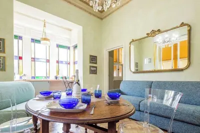 Image de Appartement Golfo Paradiso – Villa Aranci, GênesSitué au rez-de-chaussée de la Villa Aranci (Via Fabio Filzi 2b), cet appartement intime et élégant dispose d’une entrée indépendante pour un séjour confortable. Il comprend une chambre double, u