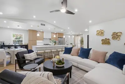 Image de Family Getaway Near Toyota Stadium w Bbq & Hot Tub