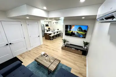 Image de Bright & Luxury Basement Suite w/ Private Entry, Full Kitchen & Laundry