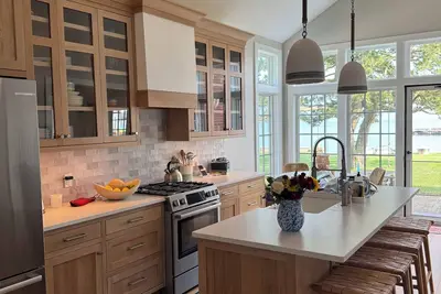 Image de Stunning Waterfront Home in Madison
