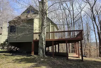Image de Black Bear Resort - Serene Cabin Retreat | Views, Deck & Resort Access