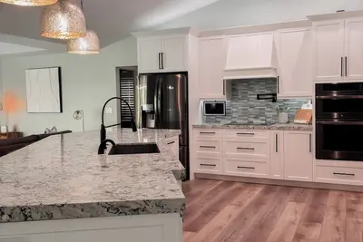 Image de Luxury 4 Bedroom Family Pool Home