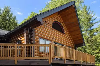 Image de Handcrafted Vermont Chalet • Walk to Lake • Fire Pit • Private Deck • Ac