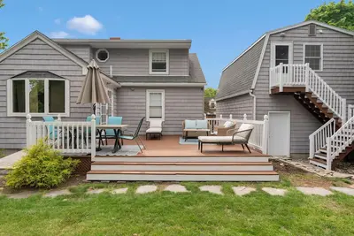 Image de Coastal Home • Fenced Yard • Minutes to Beaches