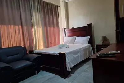 Image de One-bedroom apartment with two beds, a bathroom, and a kitchen