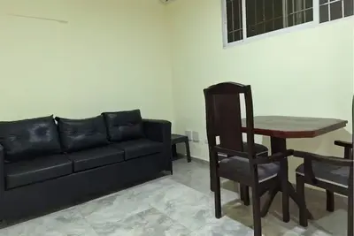 Image de One-bedroom apartment with two beds, a bathroom, and a kitchen