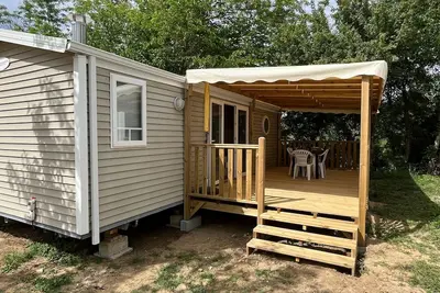 Image de Mobil-home « 4 Personnes » avec terrasse couverte et piscine