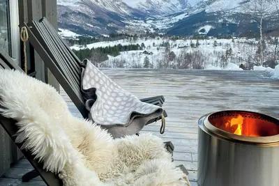Image de Chalet moderne avec jacuzzi dans les Alpes de Sunnmøre