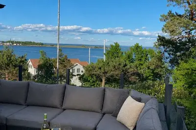 Image de Stort sommerhus med sjøutsikt med det lille ekstra
