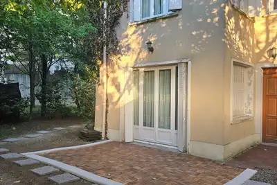 Image de Pavillon avec Jardin Arboré