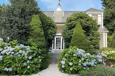Image de A magical home with pool and hot tub right off Katama bike path in Edgartown