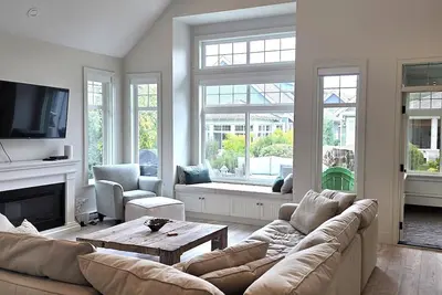 Image de Welcome to The Cottages! This stunning 3-bedroom, 3-bathroom cottage offers a beachy vibe