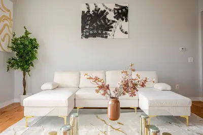 Image de Modern 3br Home • Private Balcony • Free Parking • Easy Nyc Access