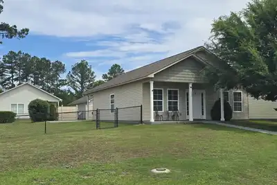 Image de 3 Bed/2 Bath Cottage Home near City Center!