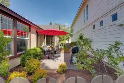 Image de Bend Home: Office, Garage, Parks, Seasonal Pool!