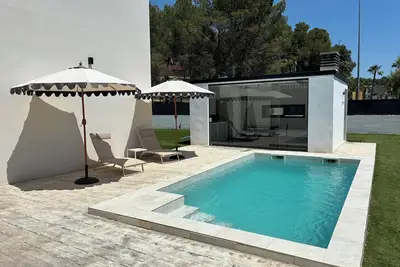 Image de House with garden, pool and barbecue in front of golf and forest, minutes from the beach.