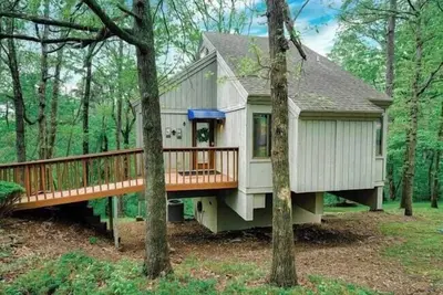 Image de Treehouse style home near lake Norwood