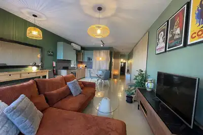 Image de Relax in this stylish private maisonette in Mellieha, offering two bedrooms, a bright open-plan living space, kitchen, bathroom with bath, and a peaceful private backyard for morning coffee, family time, or evening drinks after relaxed beach days.