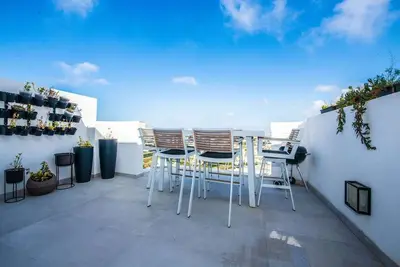 Image de Stay in a stylish Mellieha penthouse with three double bedrooms, two bathrooms, a spacious designer kitchen and lounge, and a balcony with sea views. Bright, comfortable base for families or friends near beaches, restaurants, and Malta’s north coast.