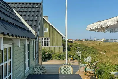 Image de Maison de vacances dans la première rangée de dunes près de la plage de Grenå