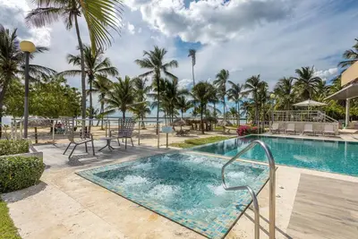 Image de Luxury Beach Apt | Walk to Beach + Pool & Jacuzzi