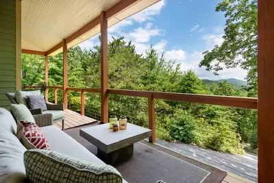 Image de Luxurious Mountain Retreat with Wrap-Around Porches and Hot Tub, Near Asheville and Black Mountain, Nc