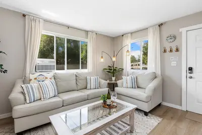Image de Windsor Wanderer | Walk to Parks, Pool, Downtown