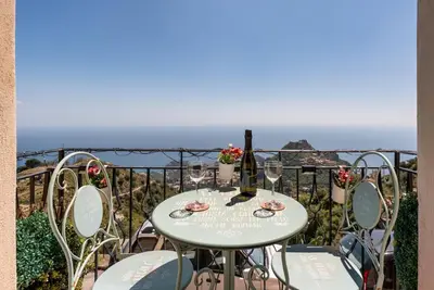 Image de GuestHost - ViDa Home - Panoramic View Apartment