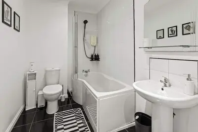Image de Spacious 2 Bedroom Apartment With Secure Parking